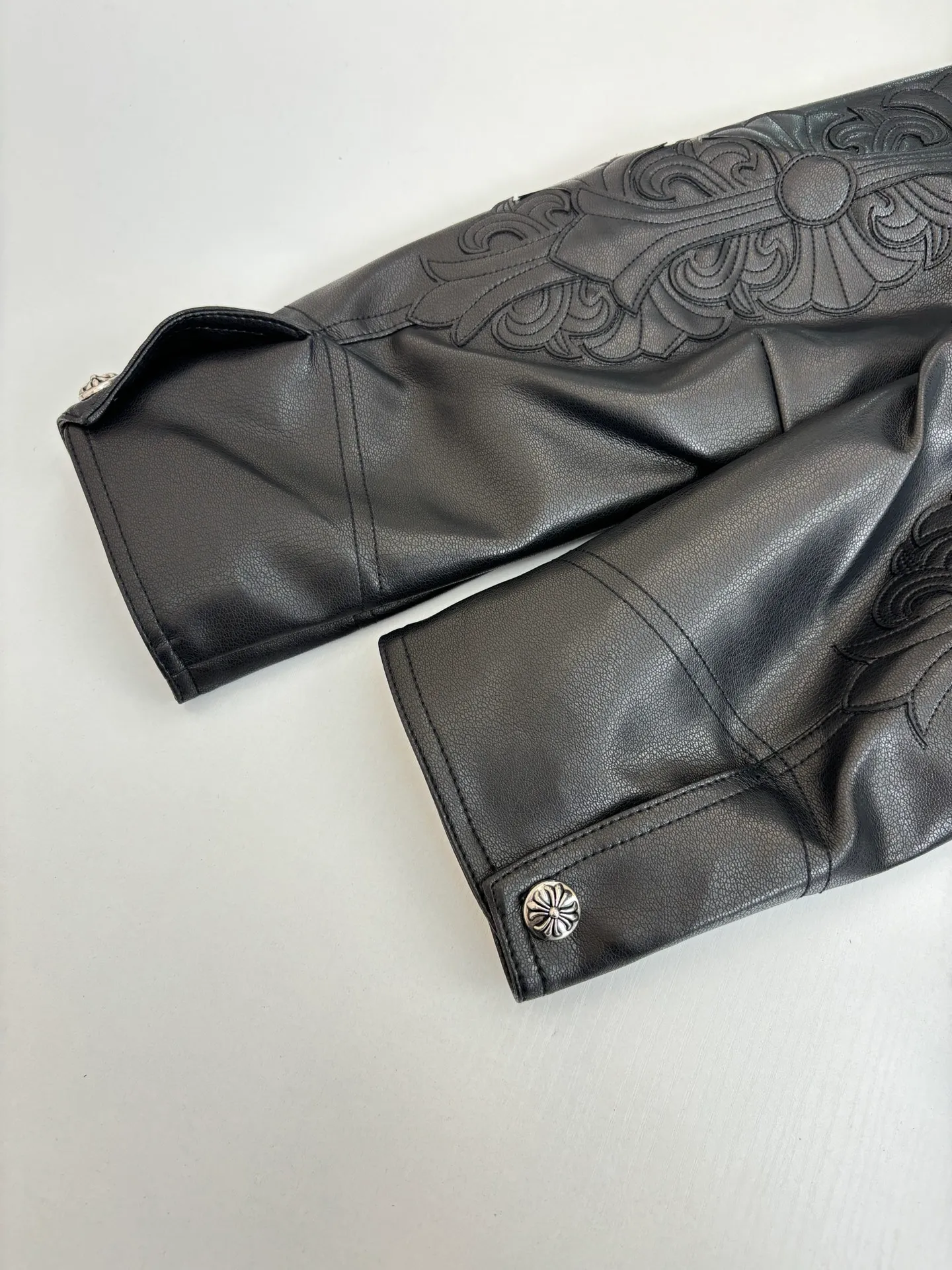 P850 Chrome Heart*/Chrome Heart 24SS CH double-sleeved flame vine embroidered leather jacket Originally purchased for 84,300, the fabric is custom-woven using black pebbled composite two-layer sheepskin material, custom-made silk jacquard logo lining, embroidery is processed using TAJIMA machine, appliqué embroidery technology, back imported template machine shape, customized genuine leather trademark, customized genuine leather size, customized 5.8cm metal logo mark, customized 18mm four-button buckle, customized 18mm two-button button, a full set of three-label accessories, exclusively produced.  Size：S/M/L